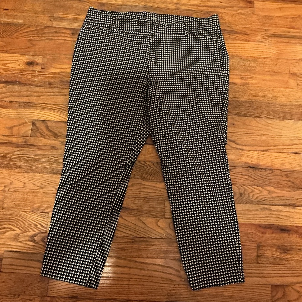 Women’s Black and White Patterned Houndstooth Pixie Pant SPR (like new)